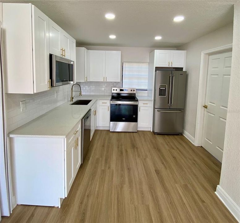 Active With Contract: $299,900 (3 beds, 2 baths, 1075 Square Feet)