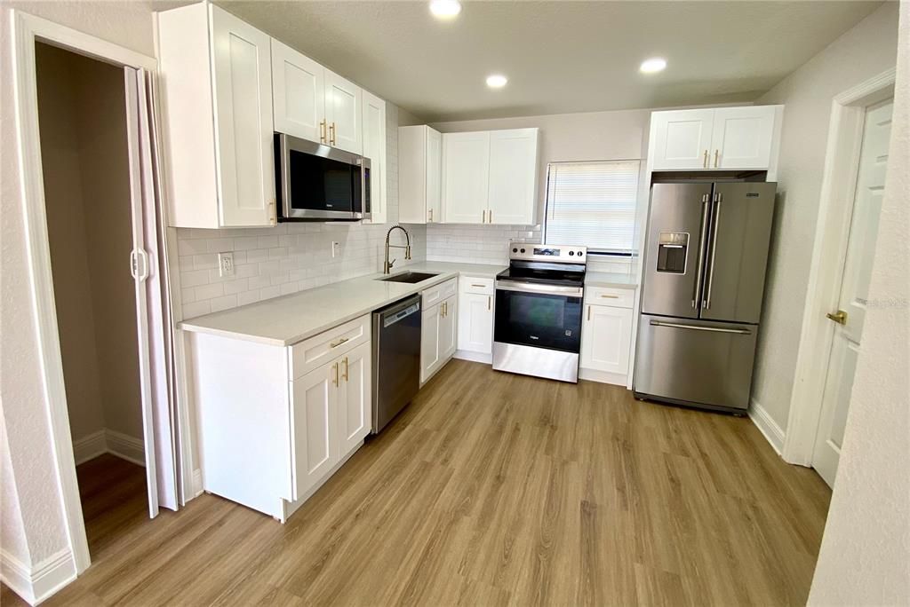 Active With Contract: $299,900 (3 beds, 2 baths, 1075 Square Feet)