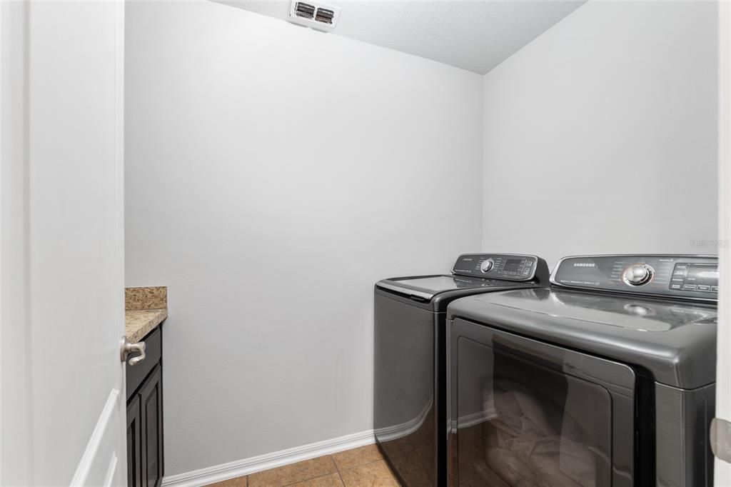 待售: $565,000 (6 贝兹, 4 浴室, 3894 平方英尺)