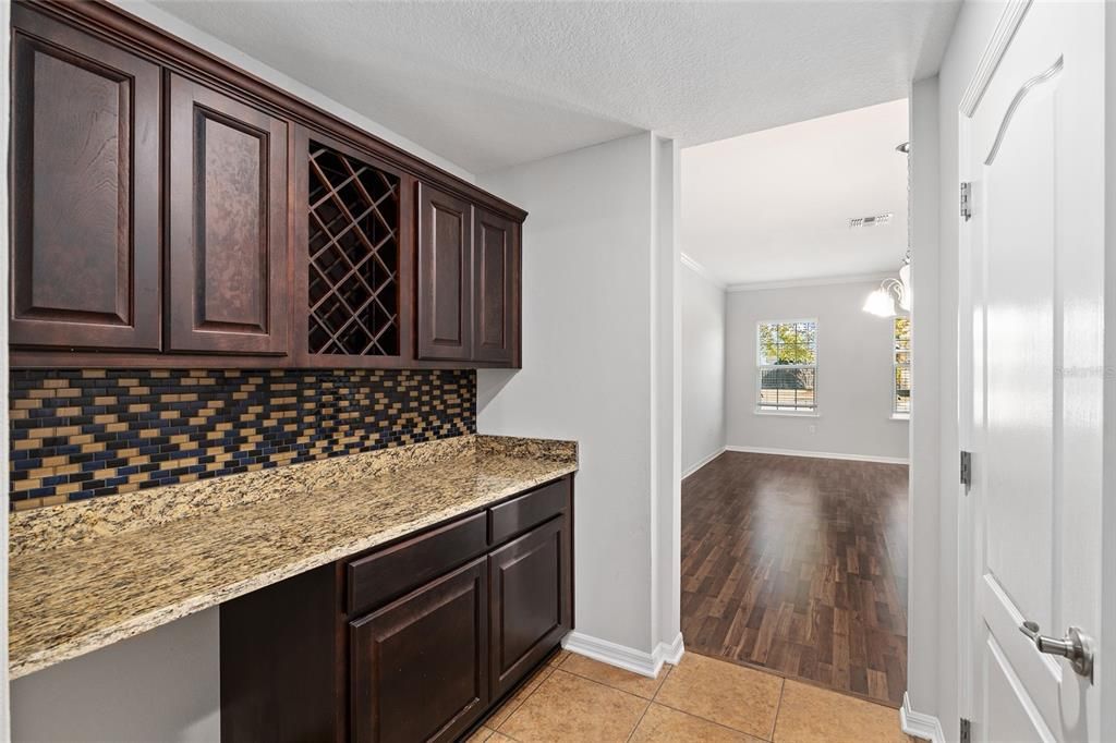 待售: $565,000 (6 贝兹, 4 浴室, 3894 平方英尺)