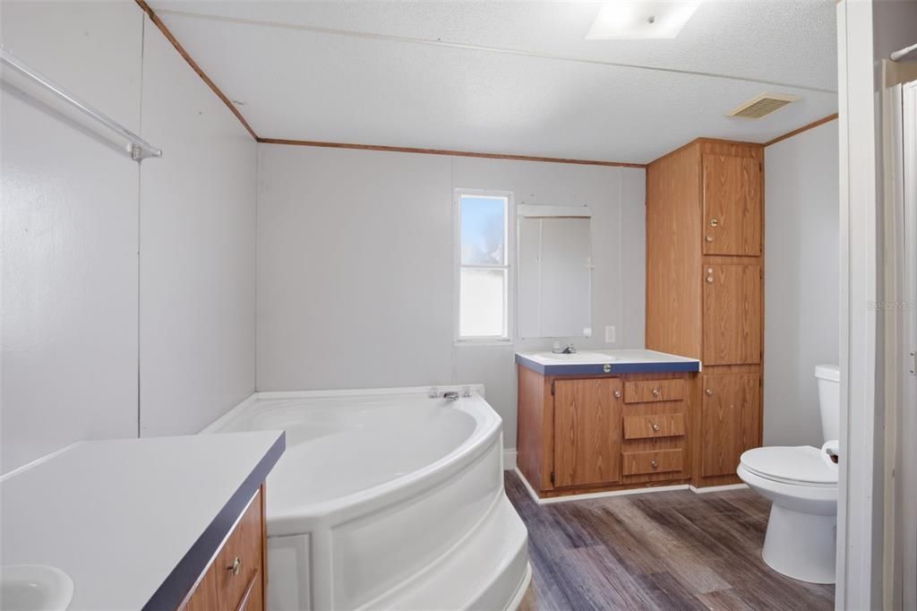 待售: $220,000 (3 贝兹, 2 浴室, 1216 平方英尺)