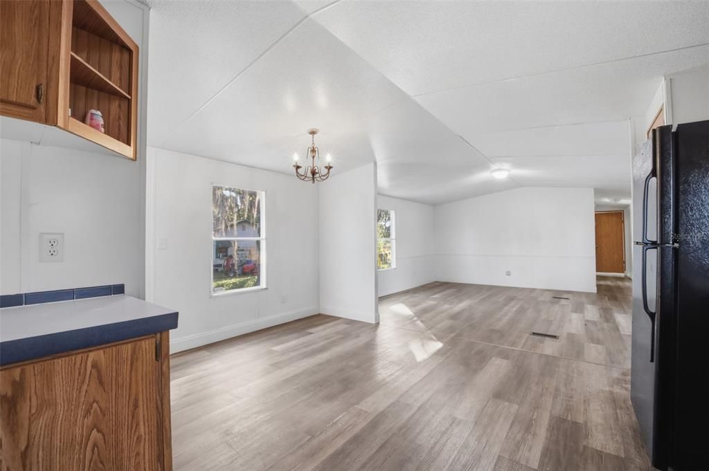 待售: $220,000 (3 贝兹, 2 浴室, 1216 平方英尺)