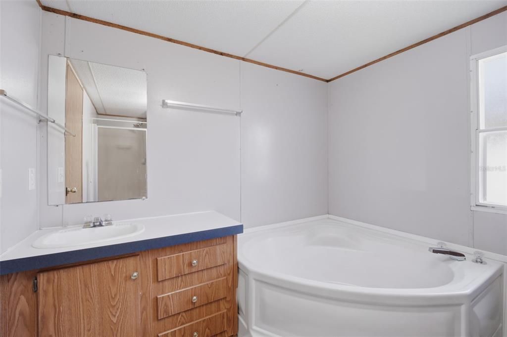 待售: $220,000 (3 贝兹, 2 浴室, 1216 平方英尺)