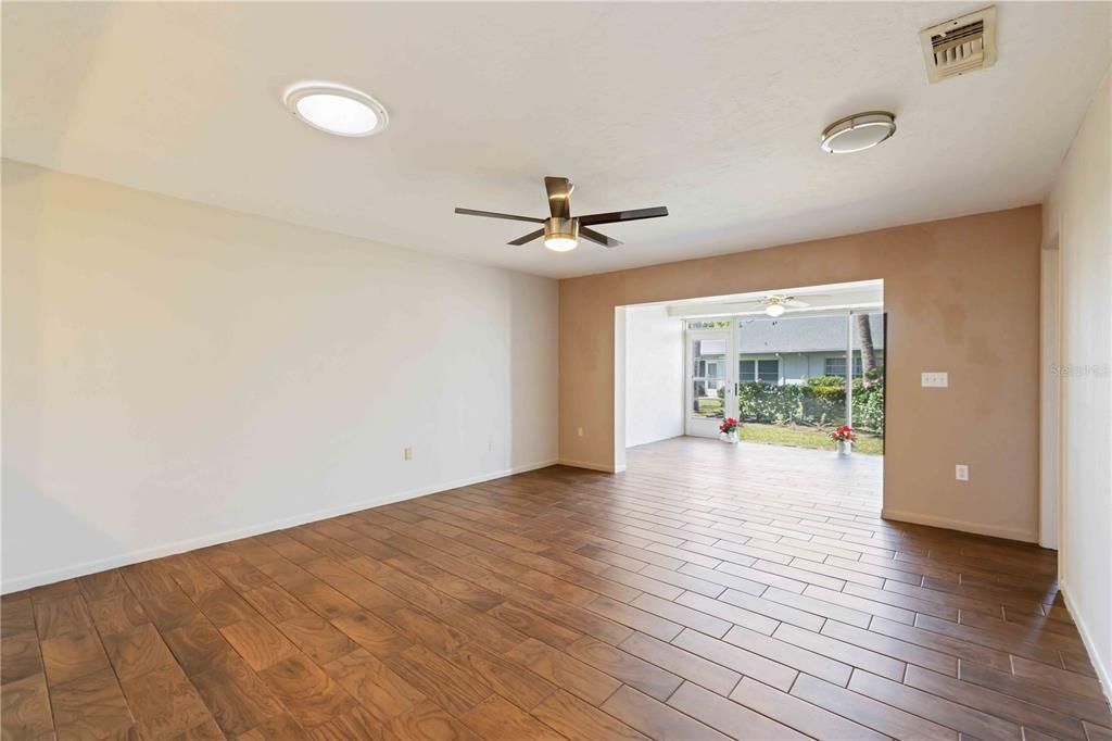 En Venta: $327,000 (2 camas, 2 baños, 1601 Pies cuadrados)