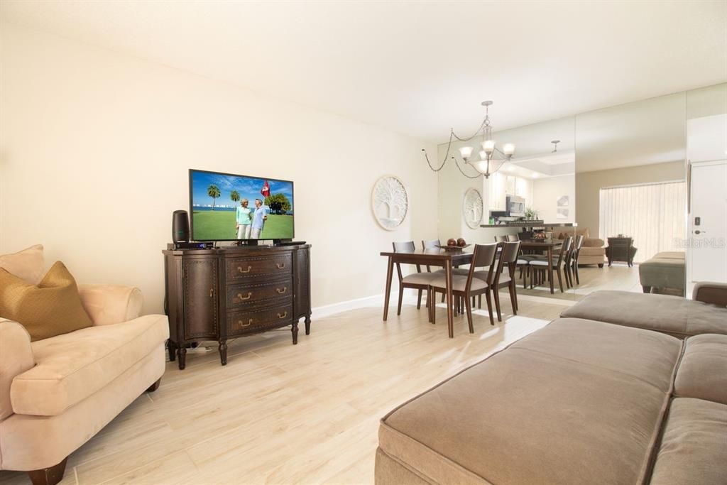 For Sale: $167,500 (2 beds, 2 baths, 913 Square Feet)