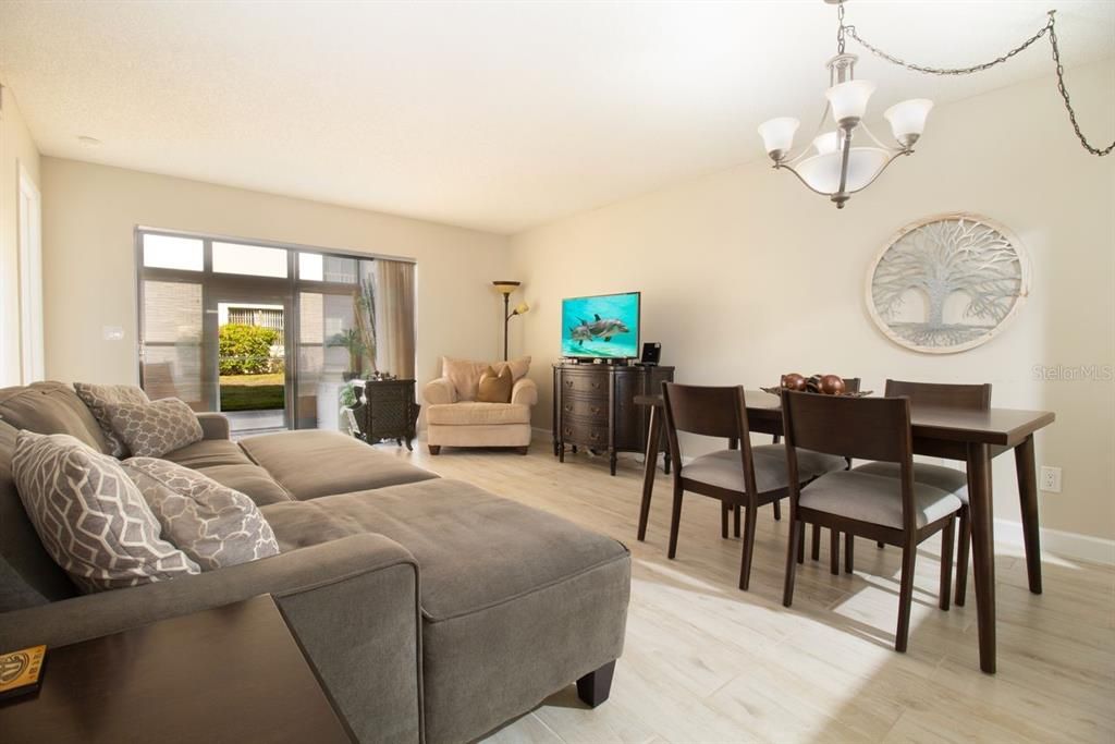 For Sale: $167,500 (2 beds, 2 baths, 913 Square Feet)