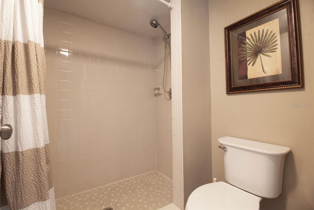 For Sale: $167,500 (2 beds, 2 baths, 913 Square Feet)