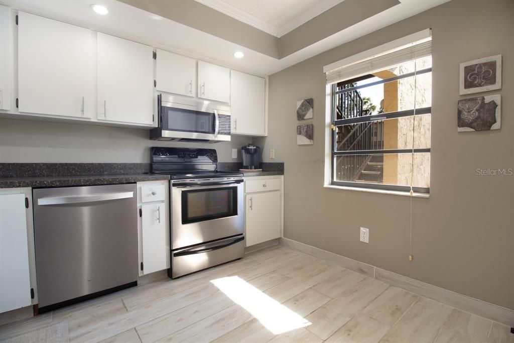 For Sale: $167,500 (2 beds, 2 baths, 913 Square Feet)