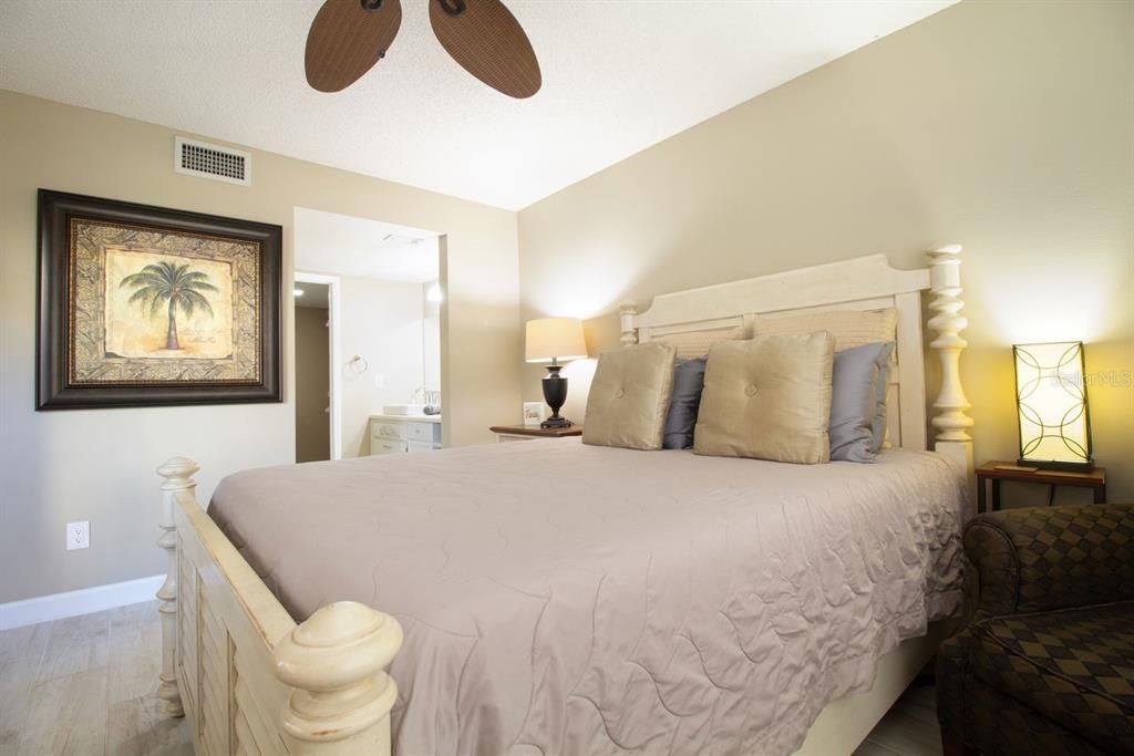 For Sale: $167,500 (2 beds, 2 baths, 913 Square Feet)