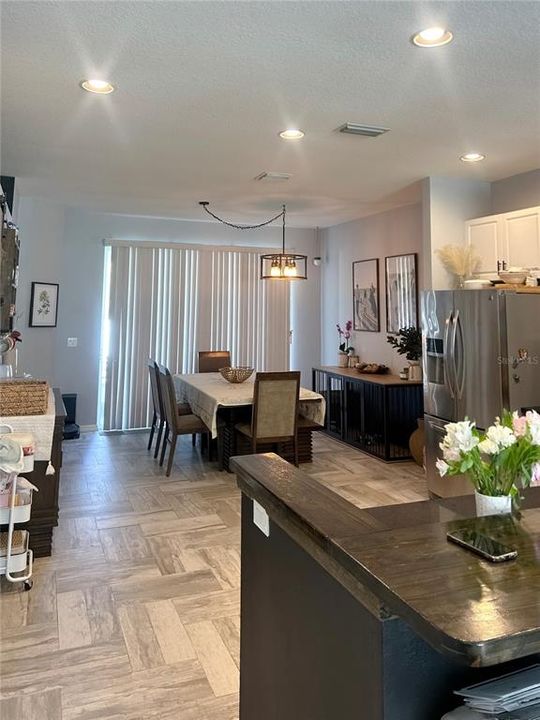 На продажу: $399,777 (4 спален, 2 ванн, 1693 Квадратных фут)