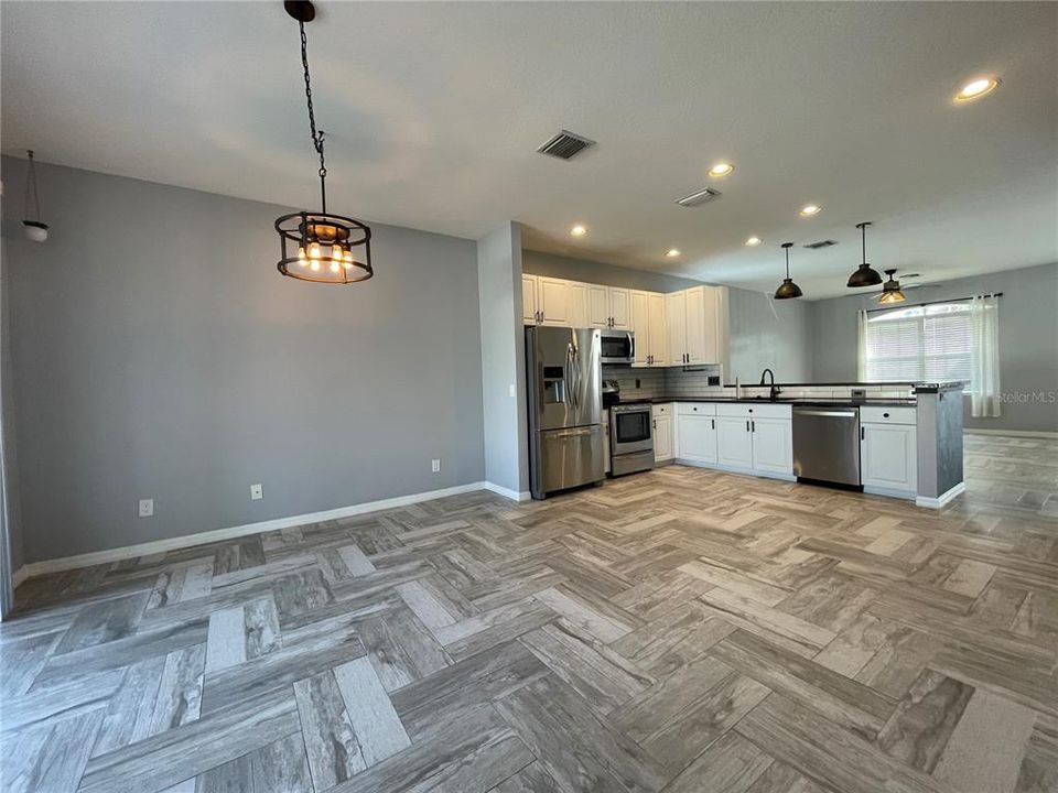 На продажу: $399,777 (4 спален, 2 ванн, 1693 Квадратных фут)