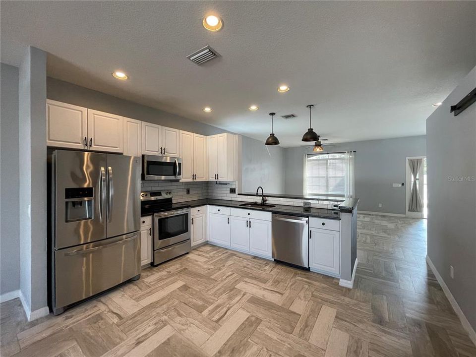 На продажу: $399,777 (4 спален, 2 ванн, 1693 Квадратных фут)