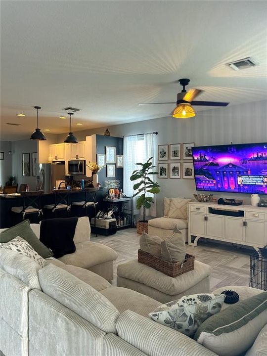 На продажу: $399,777 (4 спален, 2 ванн, 1693 Квадратных фут)