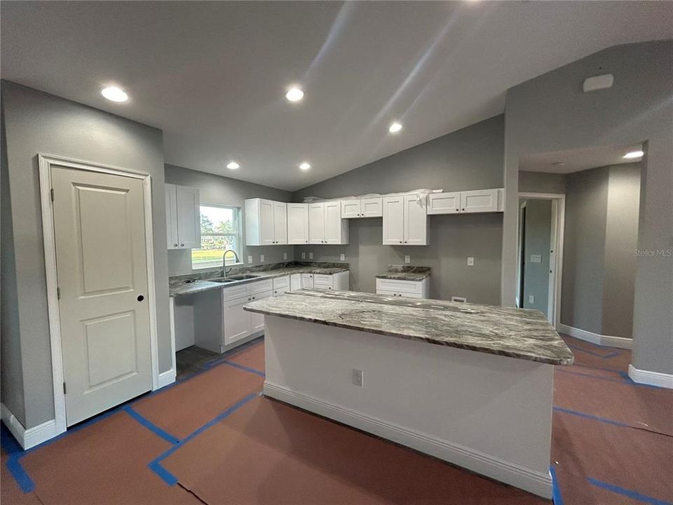 На продажу: $339,900 (3 спален, 2 ванн, 1703 Квадратных фут)