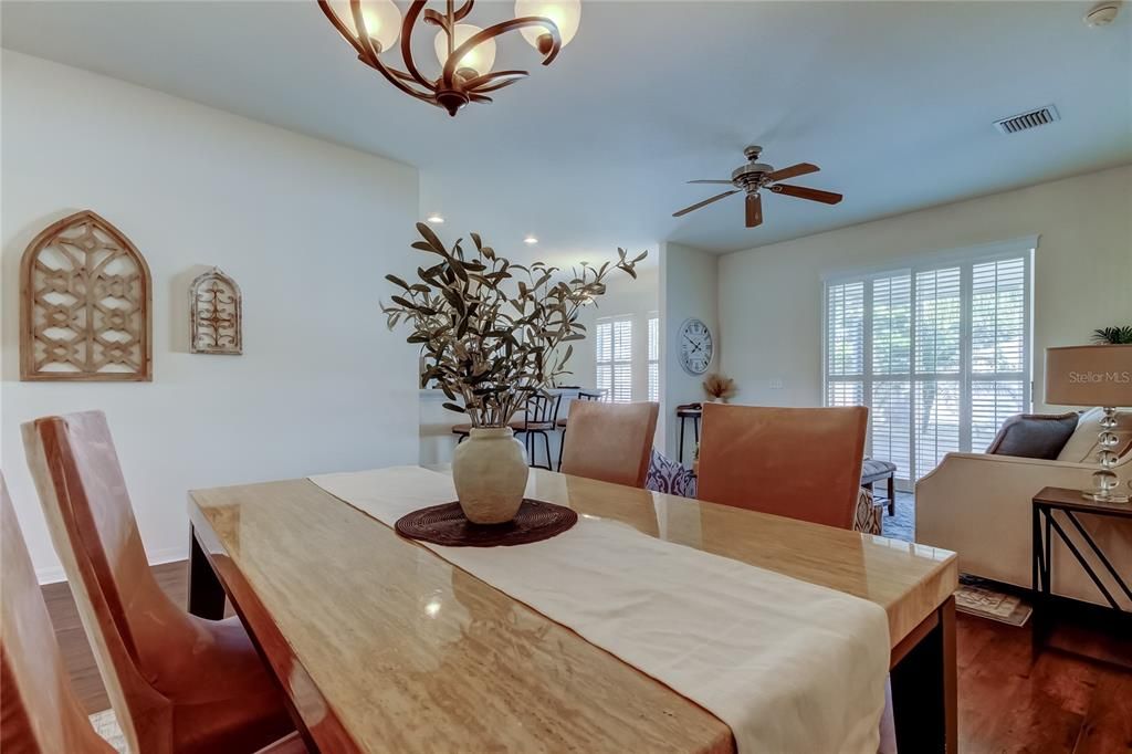 合同活跃: $355,000 (3 贝兹, 2 浴室, 1434 平方英尺)