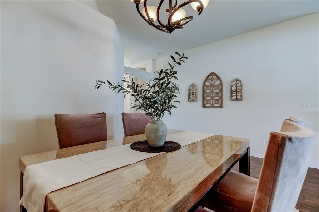 合同活跃: $355,000 (3 贝兹, 2 浴室, 1434 平方英尺)