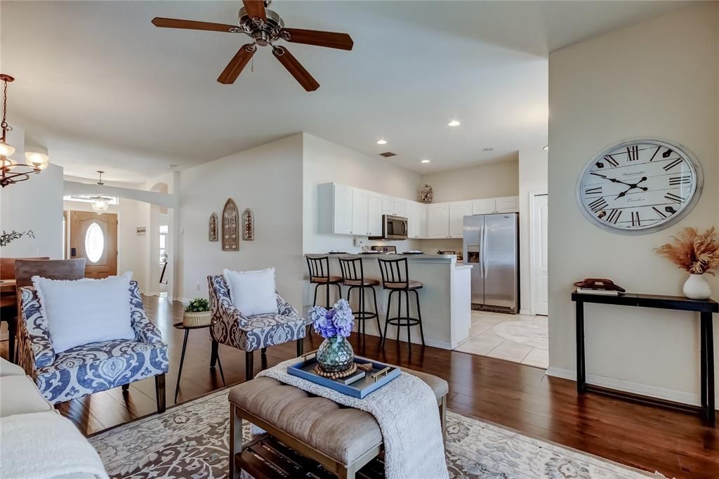 合同活跃: $355,000 (3 贝兹, 2 浴室, 1434 平方英尺)