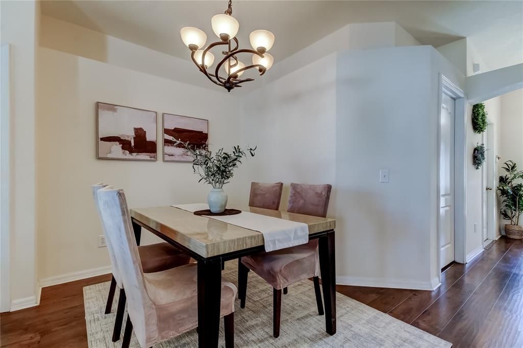 合同活跃: $355,000 (3 贝兹, 2 浴室, 1434 平方英尺)