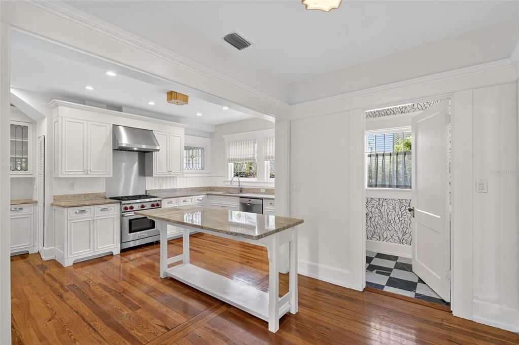 For Rent: $7,995 (3 beds, 2 baths, 2922 Square Feet)