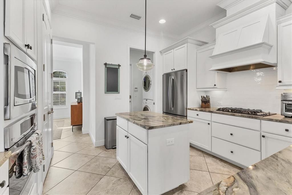 合同活跃: $754,900 (4 贝兹, 3 浴室, 2495 平方英尺)