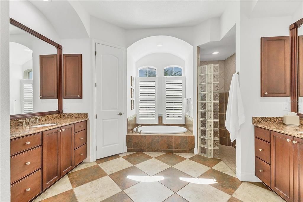 合同活跃: $754,900 (4 贝兹, 3 浴室, 2495 平方英尺)