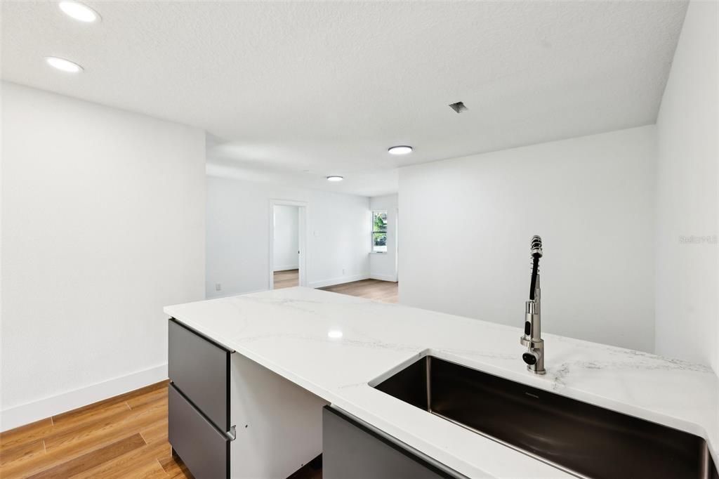 出租: $3,700 (5 贝兹, 3 浴室, 2132 平方英尺)