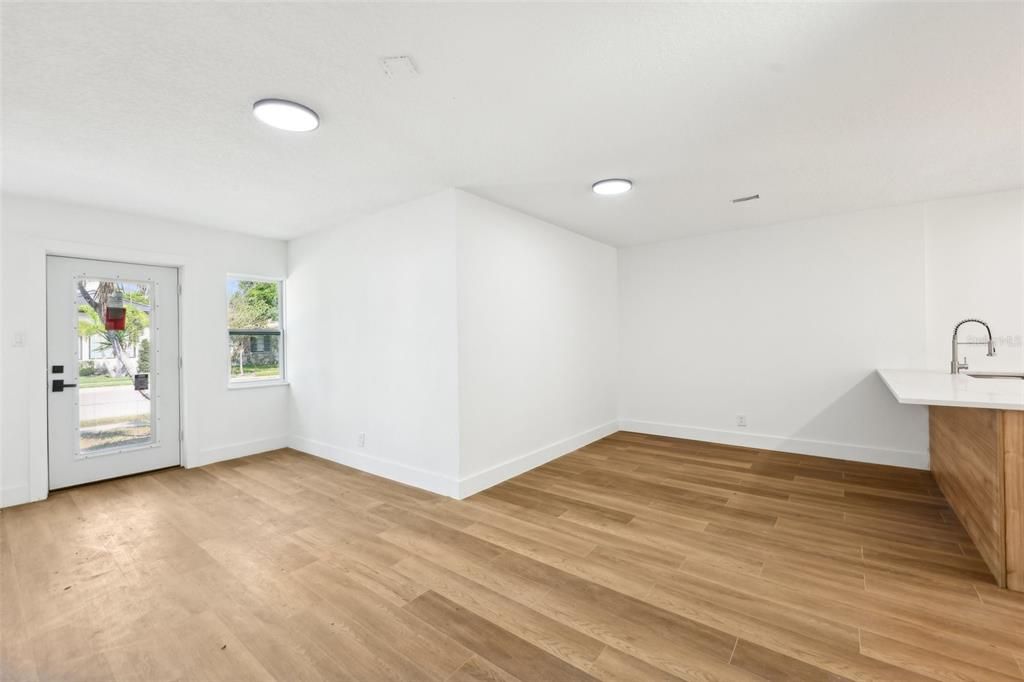 出租: $3,700 (5 贝兹, 3 浴室, 2132 平方英尺)