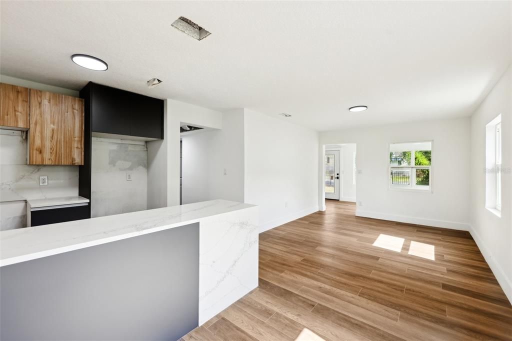 出租: $3,700 (5 贝兹, 3 浴室, 2132 平方英尺)