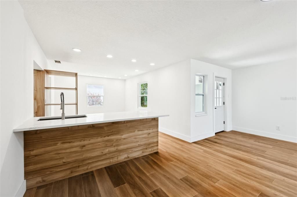 出租: $3,700 (5 贝兹, 3 浴室, 2132 平方英尺)