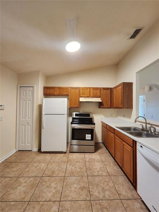 For Rent: $1,700 (3 beds, 2 baths, 1248 Square Feet)