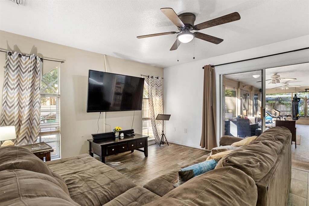 En Venta: $429,000 (3 camas, 2 baños, 1929 Pies cuadrados)