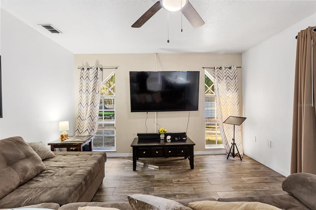 En Venta: $429,000 (3 camas, 2 baños, 1929 Pies cuadrados)