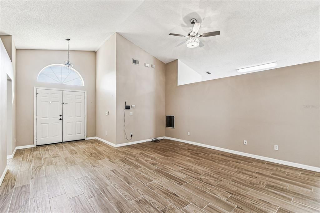 出租: $2,500 (3 贝兹, 2 浴室, 1567 平方英尺)