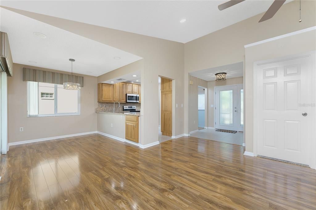 待售: $299,900 (2 贝兹, 2 浴室, 1466 平方英尺)