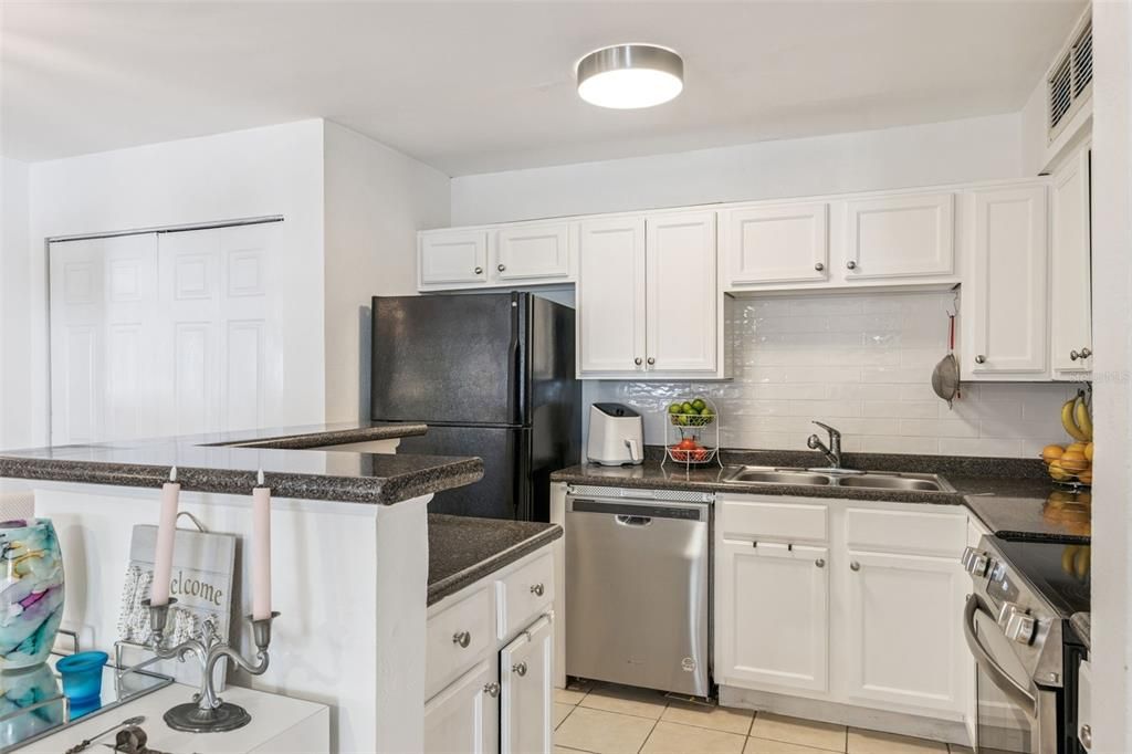 待售: $169,000 (2 贝兹, 1 浴室, 867 平方英尺)