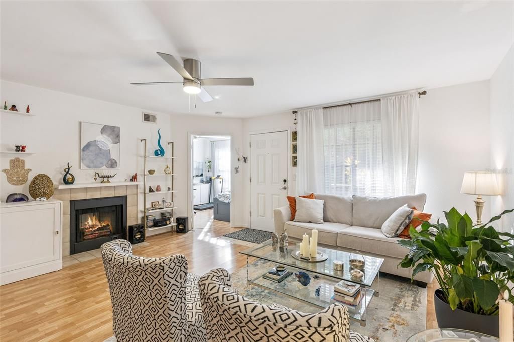 待售: $169,000 (2 贝兹, 1 浴室, 867 平方英尺)