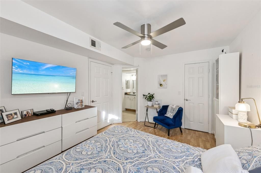 待售: $169,000 (2 贝兹, 1 浴室, 867 平方英尺)