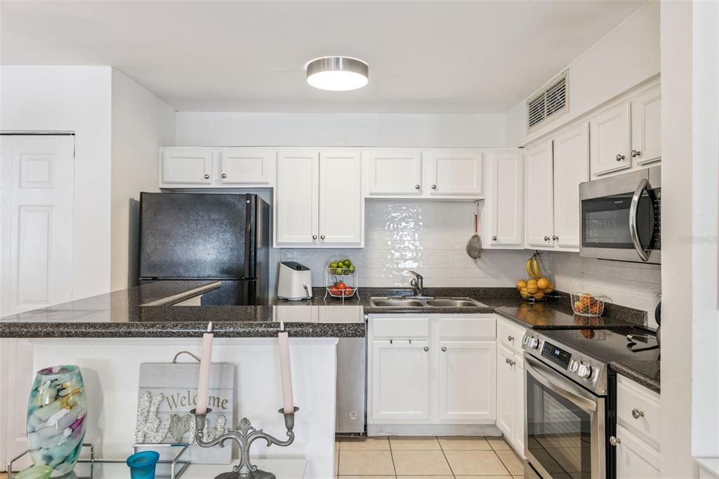 待售: $169,000 (2 贝兹, 1 浴室, 867 平方英尺)