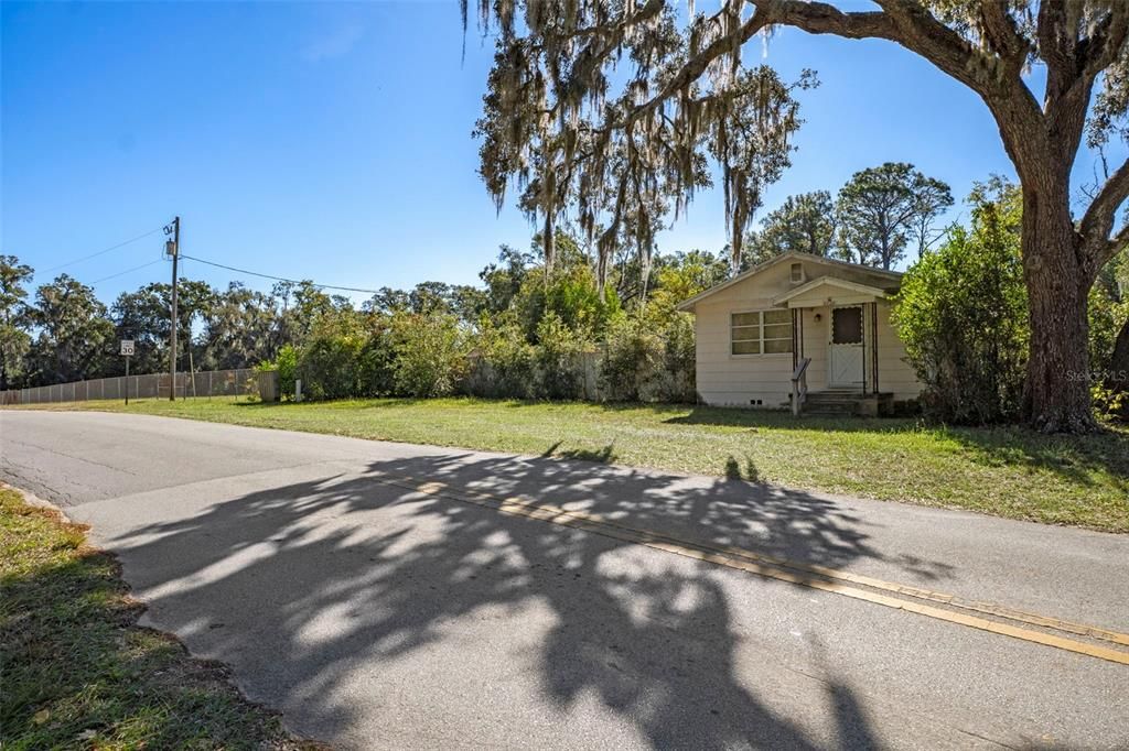 待售: $895,000 (1.59 acres)