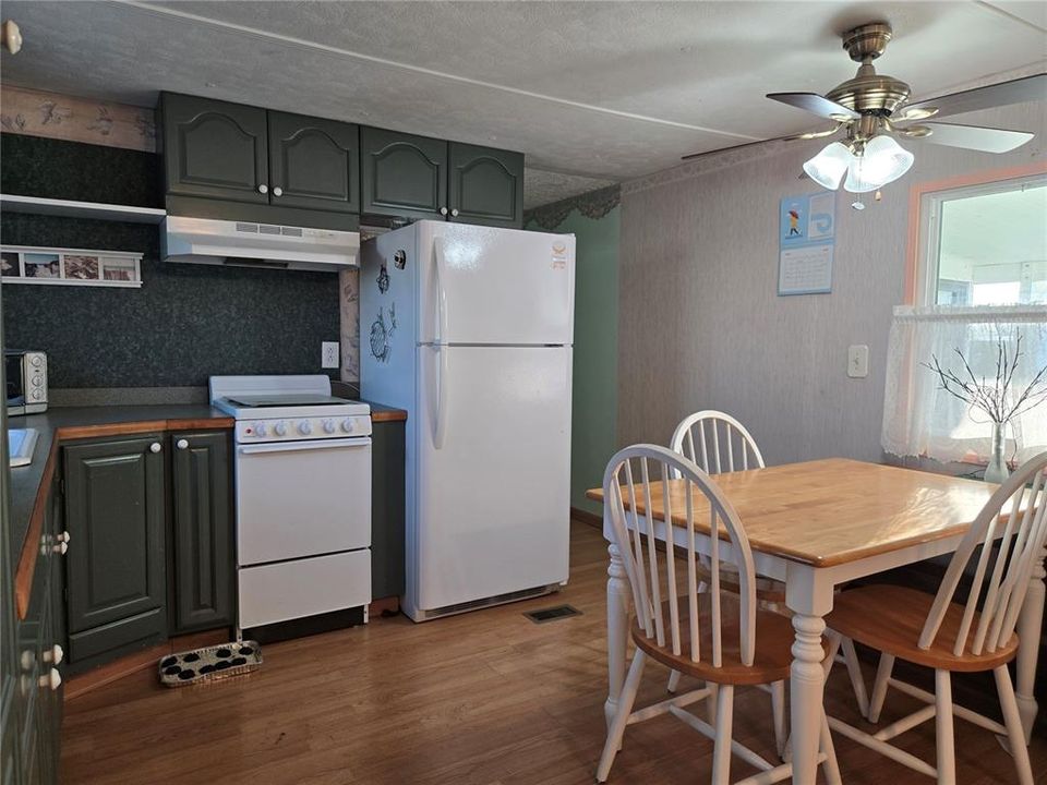 For Sale: $100,000 (2 beds, 1 baths, 672 Square Feet)