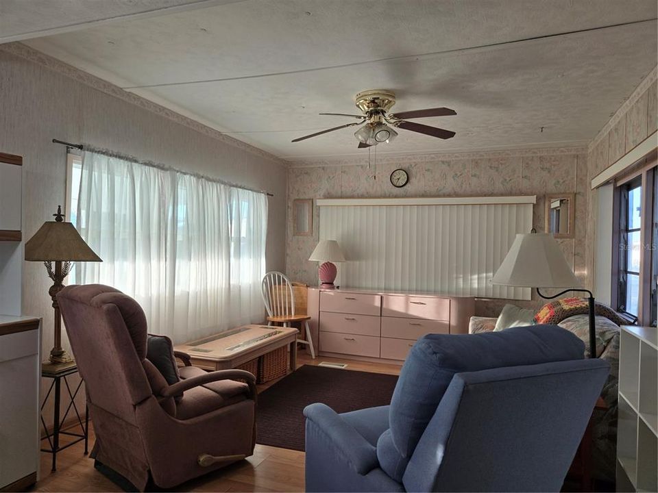 For Sale: $100,000 (2 beds, 1 baths, 672 Square Feet)