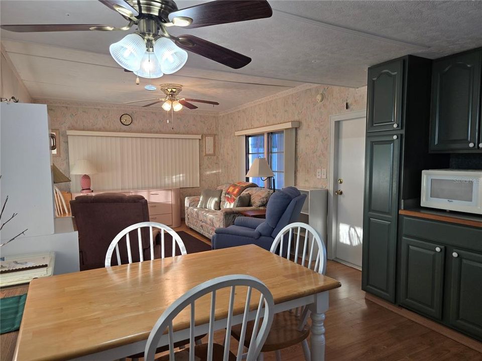 For Sale: $100,000 (2 beds, 1 baths, 672 Square Feet)