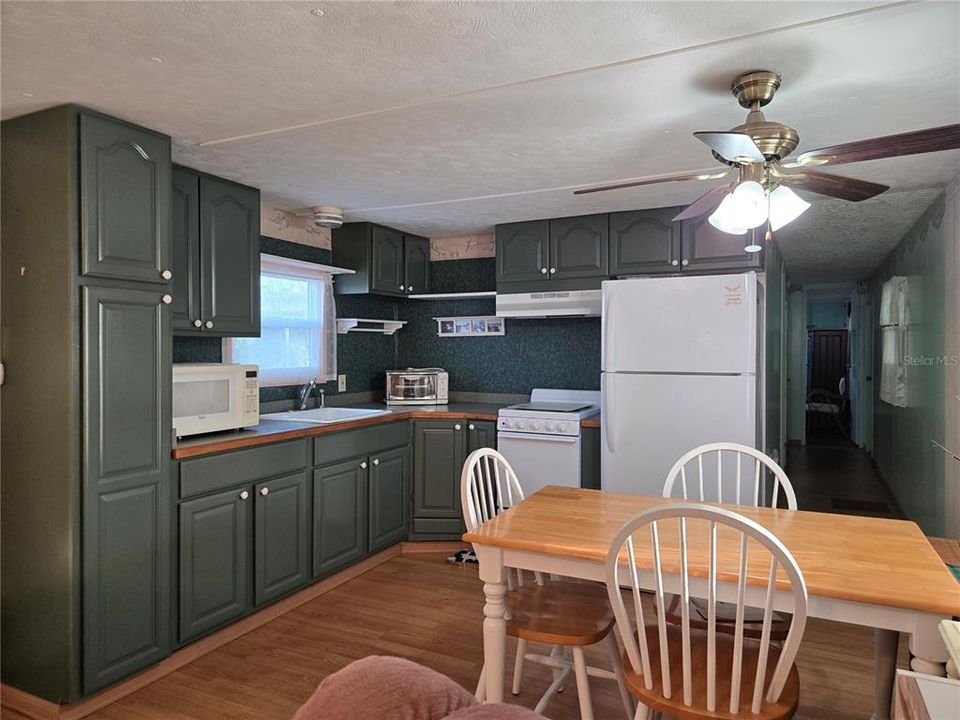 For Sale: $100,000 (2 beds, 1 baths, 672 Square Feet)