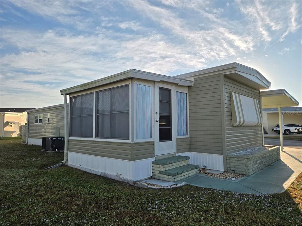 For Sale: $100,000 (2 beds, 1 baths, 672 Square Feet)