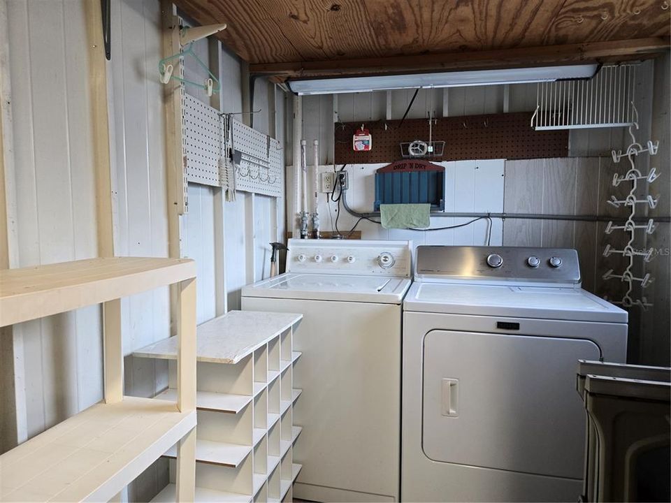 For Sale: $100,000 (2 beds, 1 baths, 672 Square Feet)