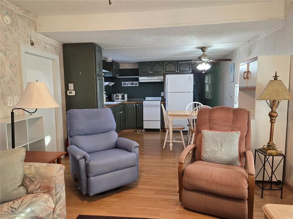 For Sale: $100,000 (2 beds, 1 baths, 672 Square Feet)