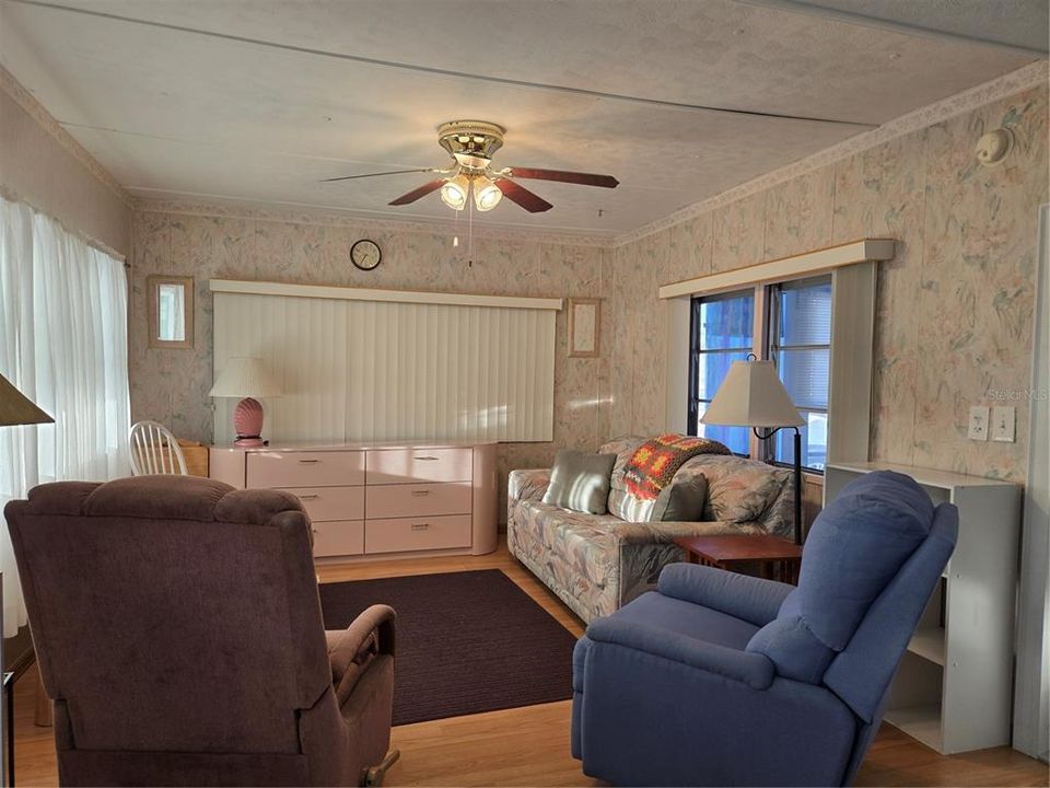 For Sale: $100,000 (2 beds, 1 baths, 672 Square Feet)