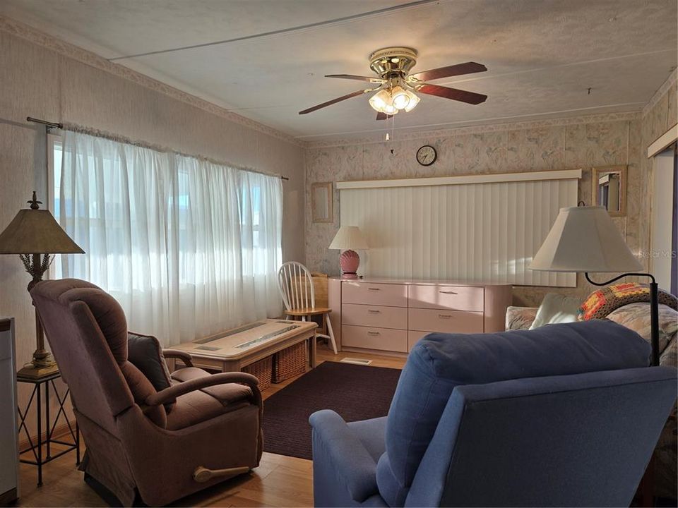 For Sale: $100,000 (2 beds, 1 baths, 672 Square Feet)