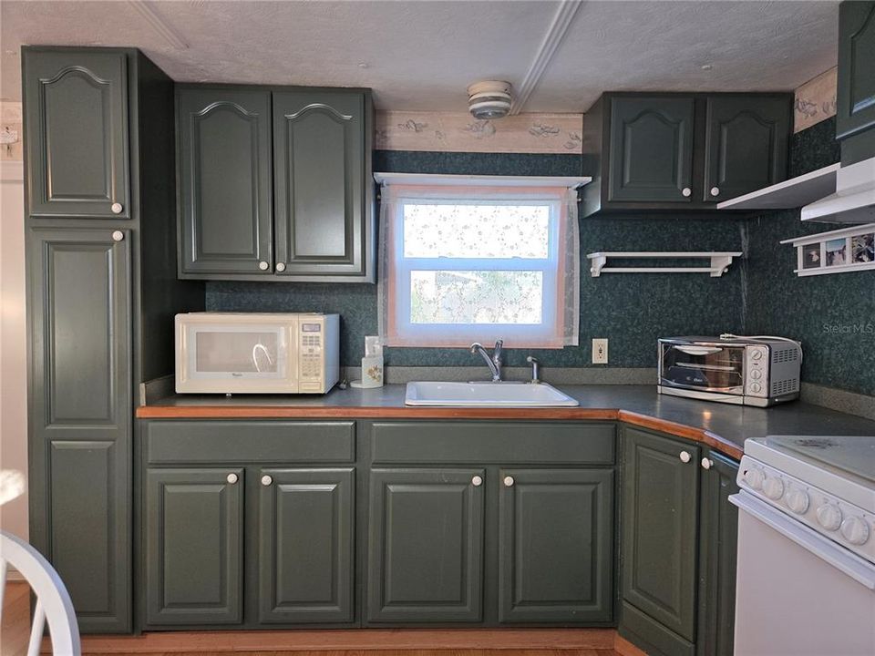 For Sale: $100,000 (2 beds, 1 baths, 672 Square Feet)