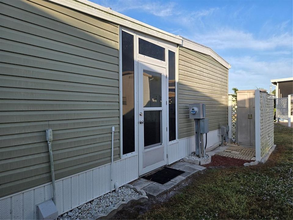 For Sale: $100,000 (2 beds, 1 baths, 672 Square Feet)